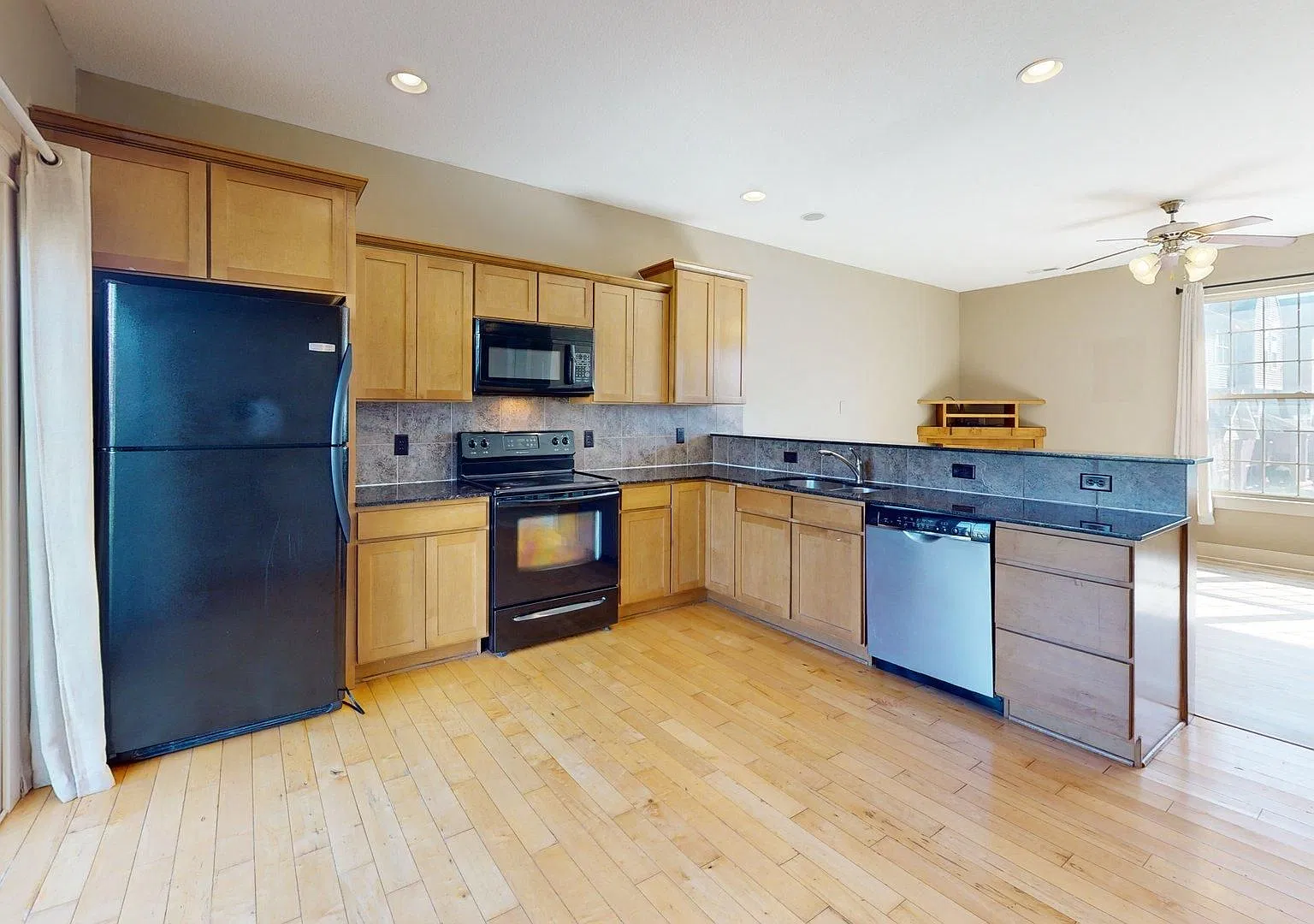 Beautiful 2 Bedroom Town Home in Grimes! — Photo 2