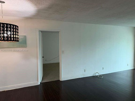 3rd image of 140 Lakeview Dr APT 211