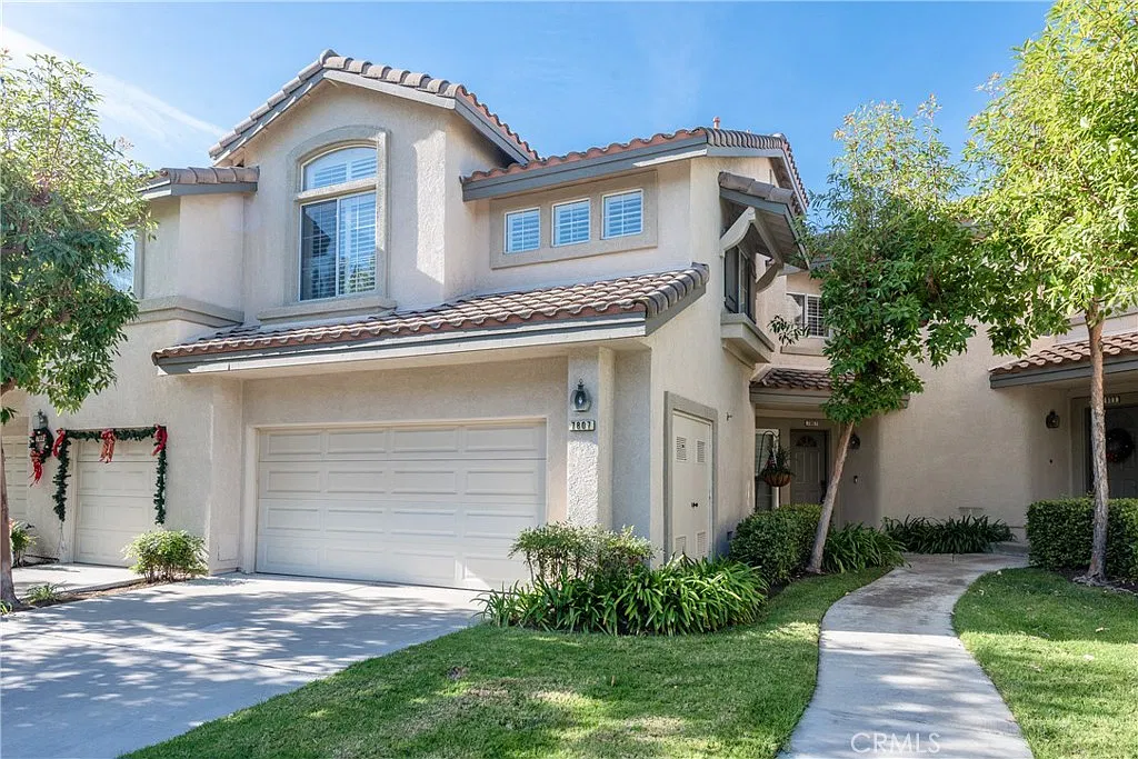 3 bed, 2.5 bath, 1590 sqft, $4,200 — Photo 2
