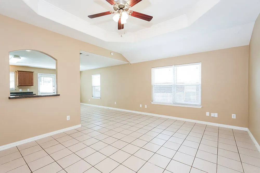 3 bed, 2.0 bath, 1515 sqft, $2,205 — Photo 4