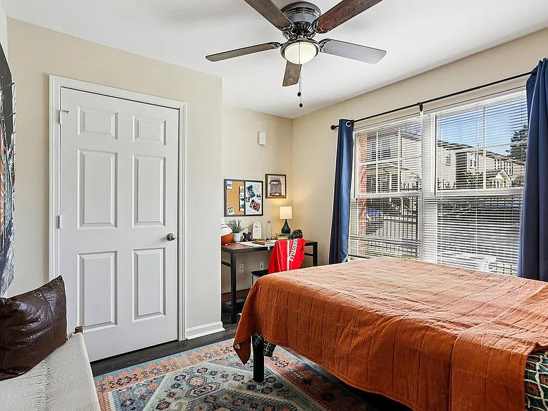 19-web-or-mls-University Ave-S2210-019