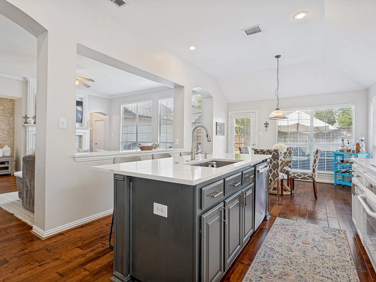 4 bed, 2294 sqft, $2,800 — Photo 3
