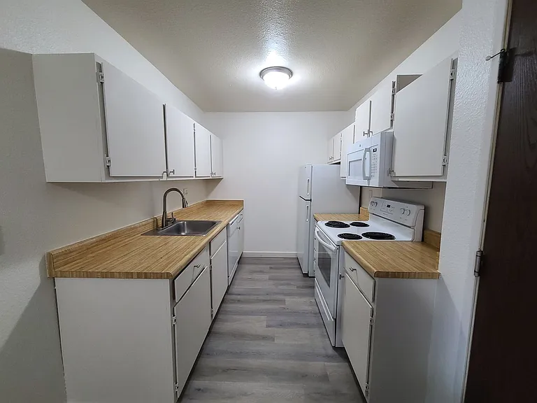 15015 Shoreline Apartments — Photo 36