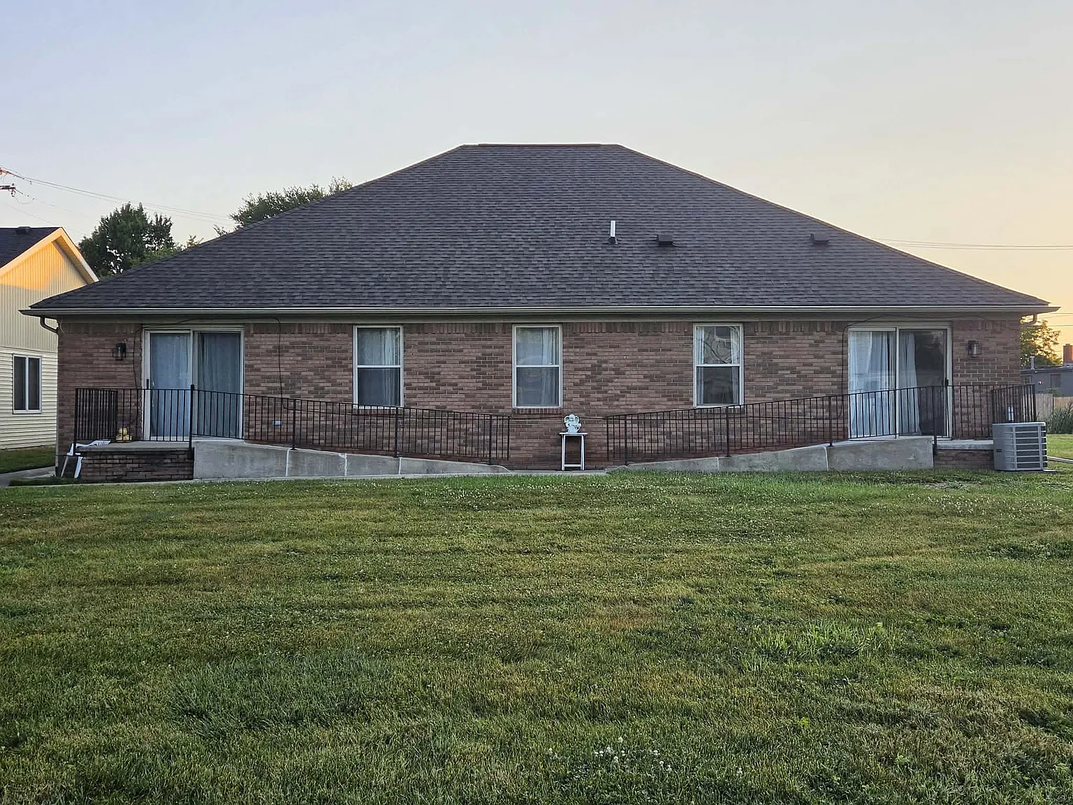 4 bed, 2.5 bath, 2542 sqft, $4,200 — Photo 2