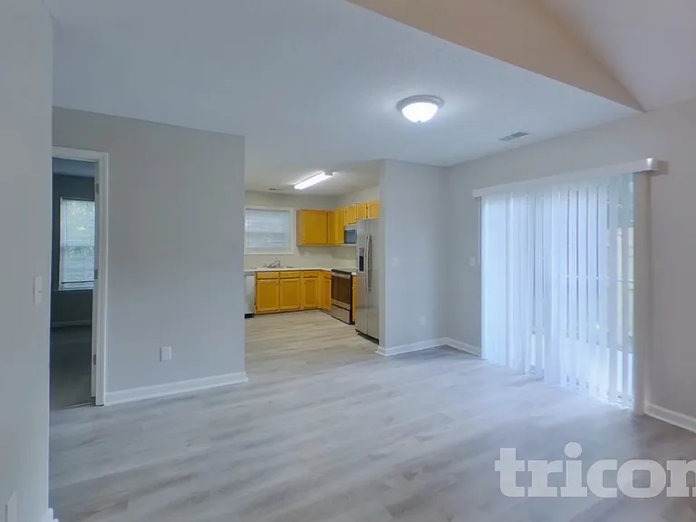 562 Chisolm Way — Photo 4
