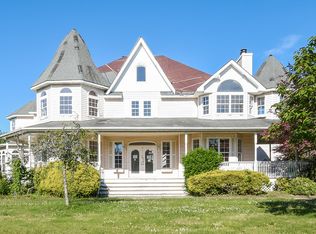 2 Clemens Ct, Bayport, NY 11715