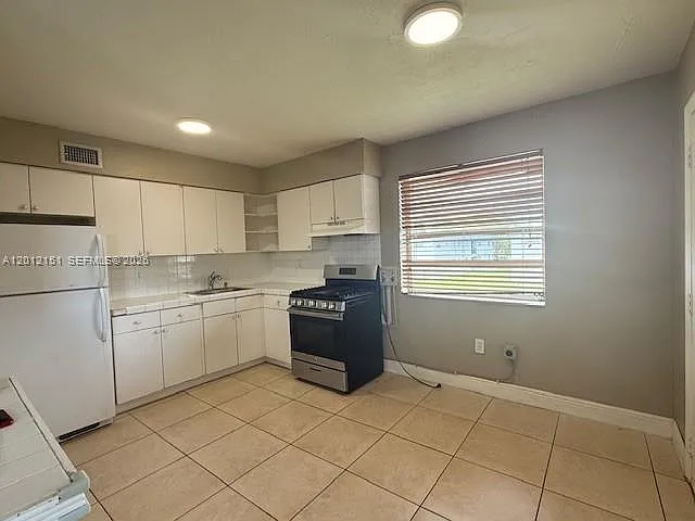 Building Photo - 4300 SW 67th Ave #50