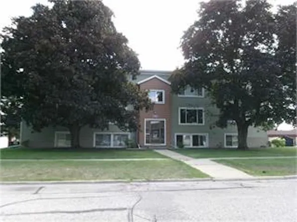 2406 W 3rd St, Cedar Falls, IA 50613