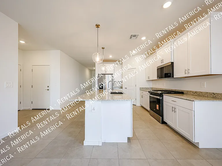 3380 N Camden Dr — Photo 10