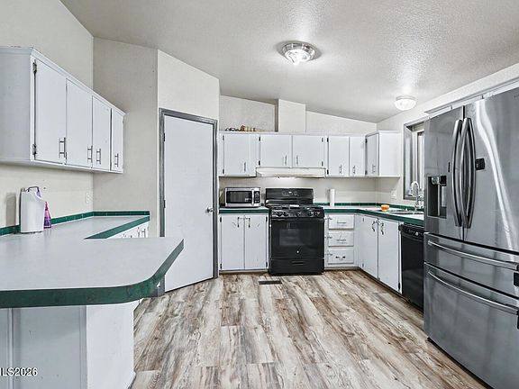4th image of 3330 Della Cir