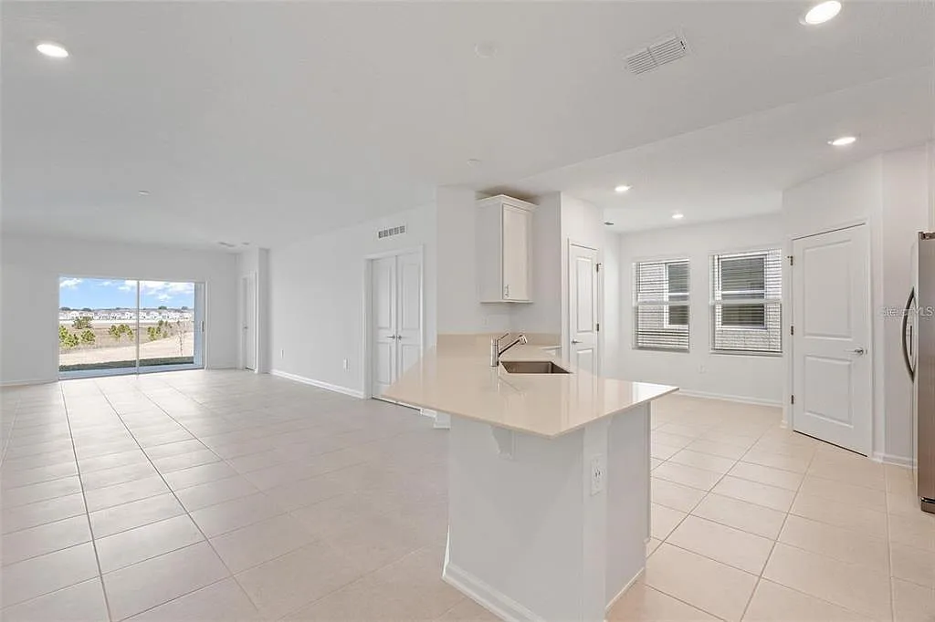 3 bed, 2.0 bath, 1713 sqft, $2,500 — Photo 4
