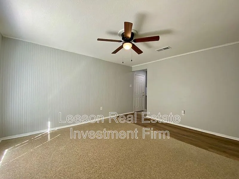 3 bed, 1.0 bath, 1019 sqft, $1,050 — Photo 3
