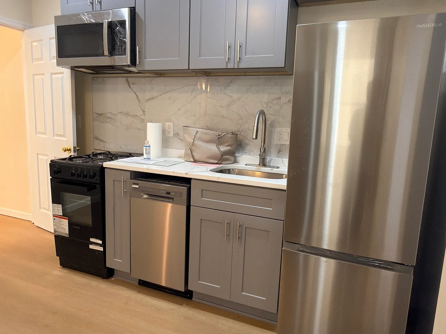 2 bed, 750 sqft, $2,350 — Photo 3