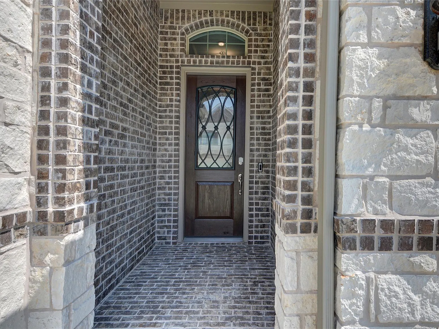 3 bed, 2053 sqft, $3,400 — Photo 3