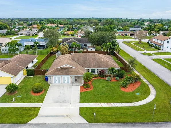 100 Santander Ct, Royal Palm Beach, FL 33411