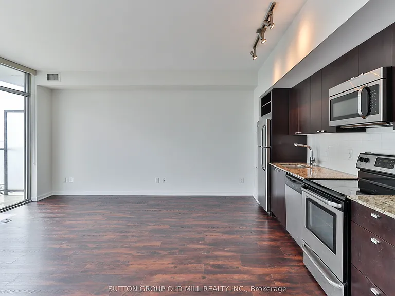 105 The Queensway #2516 — Photo 4