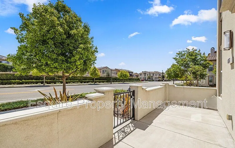 3 bed, 2.5 bath, 1619 sqft, $3,795 — Photo 3