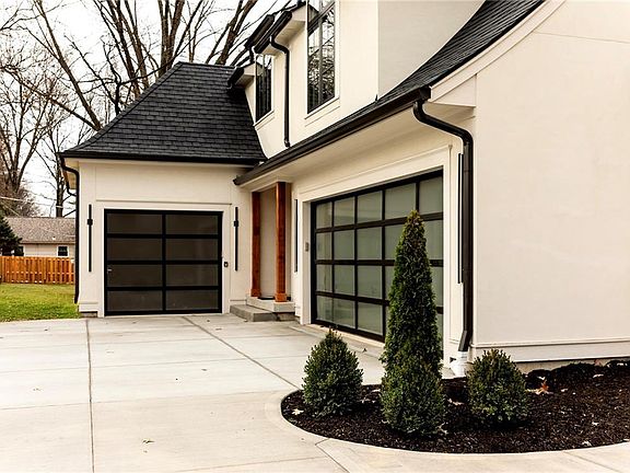 5th image of 2815 W 82nd St