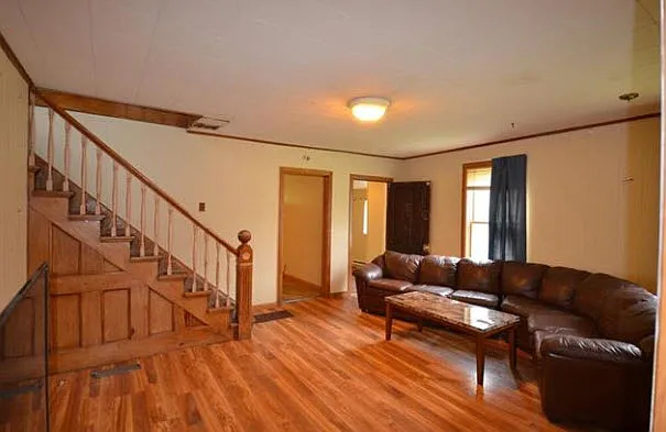 5 bed, 2581 sqft, $3,250 — Photo 2