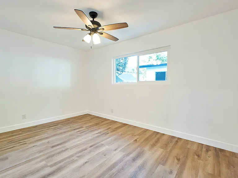 232 W 3rd St — Photo 13