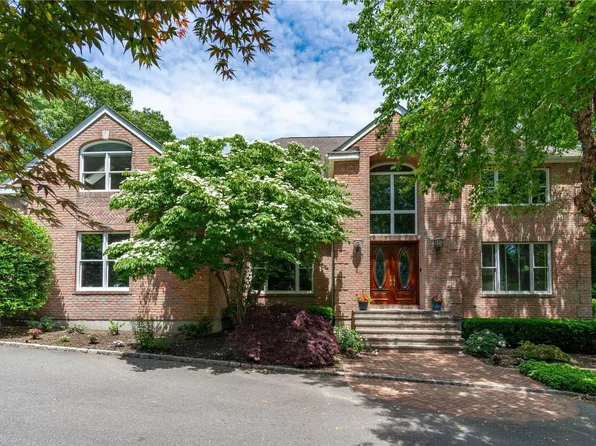 4 Indian Hill Court, Dix Hills, NY 11746
