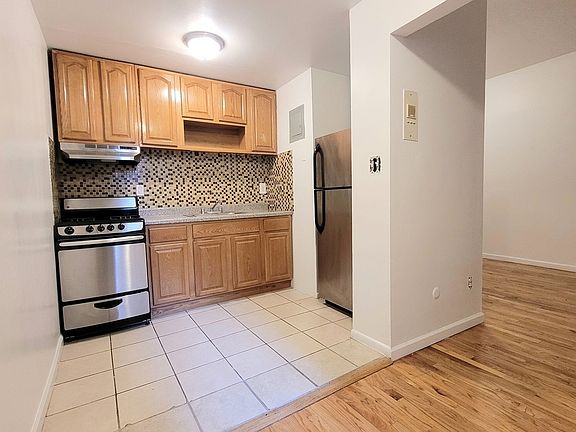 4th image of 286 S 2nd St APT 1b