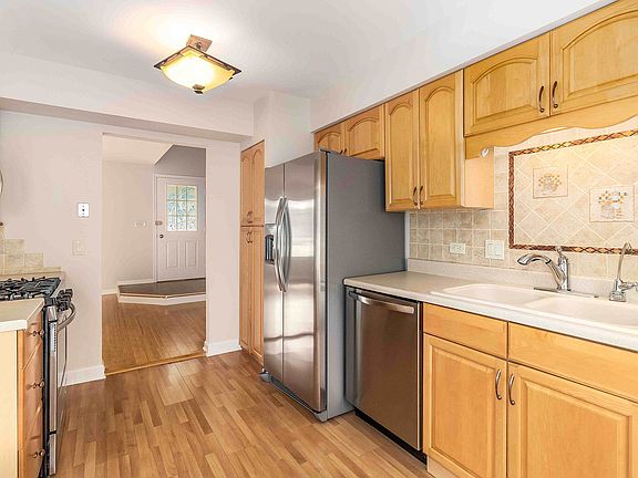 5th image of 1008 E Streamwood Blvd
