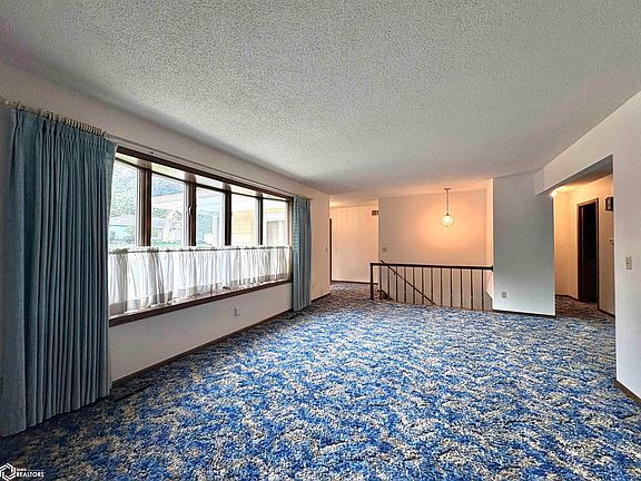 5th image of 1135 Pleasant St