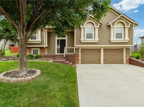 1002 SW Eagle Dr, Oak Grove, MO 64075