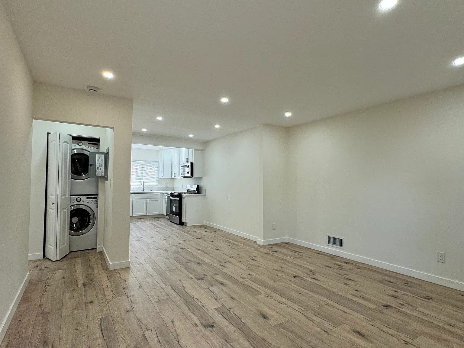2 bed, 888 sqft, $2,695 — Photo 2