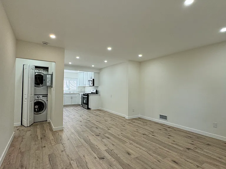 11689 Chandler Blvd — Photo 2