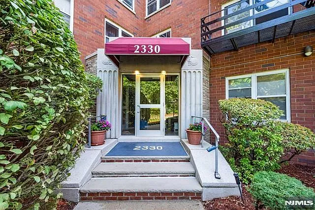 2330 Linwood Ave APT 4C photo 1
