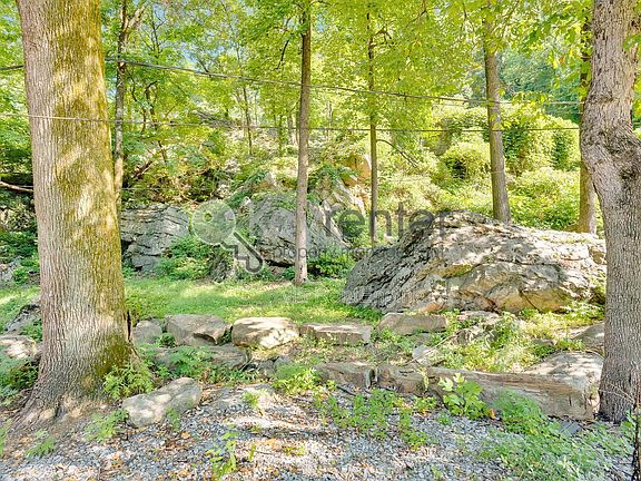 5th image of 1461 Palisades Rd