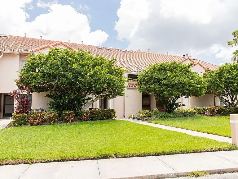 1902 Garden Lake Dr — Photo 1