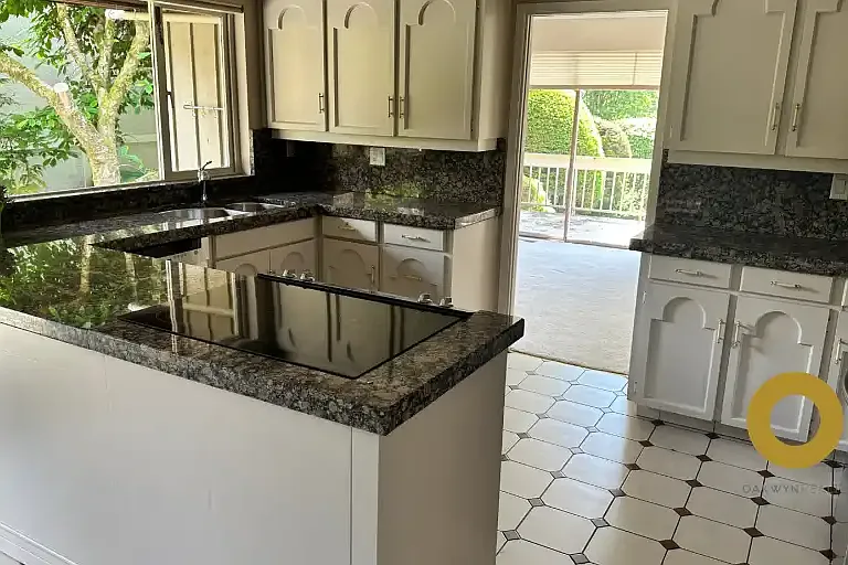 1192 Chartwell Cres #1A — Photo 10