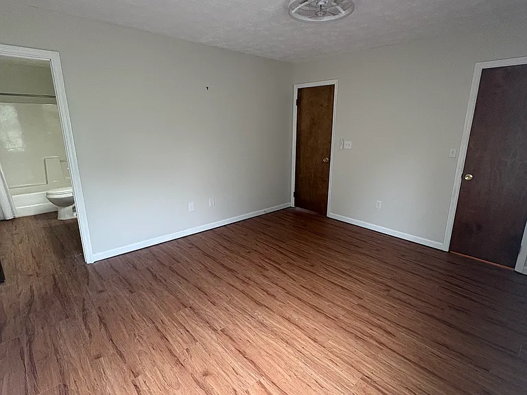 801 Valerie Ln — Photo 7