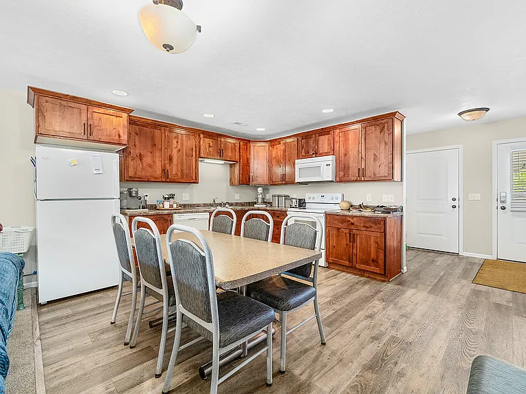 1030 N Main Ave #C — Photo 8