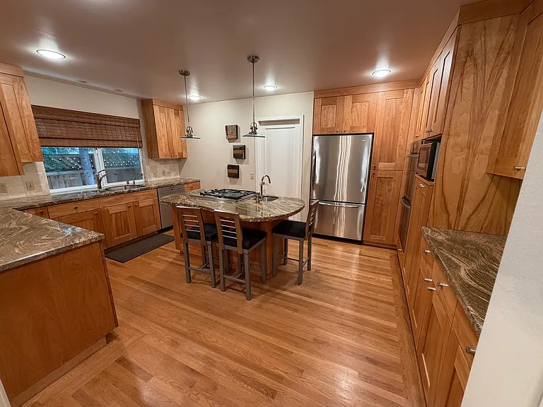 557 Emerald Ave — Photo 2
