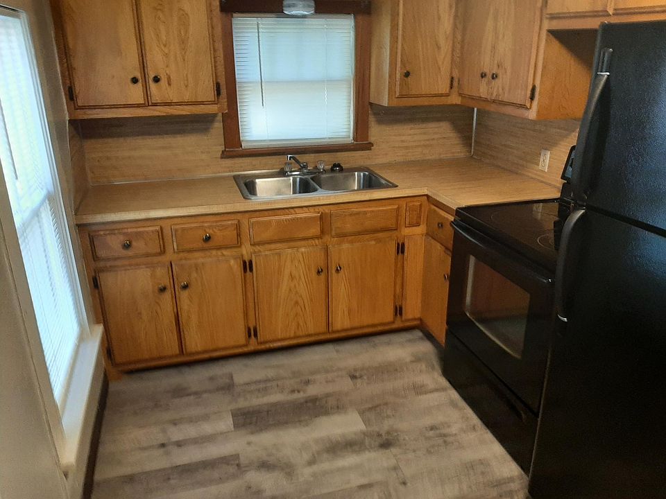 Nice kitchen lots of cabinet space a
nd appluances