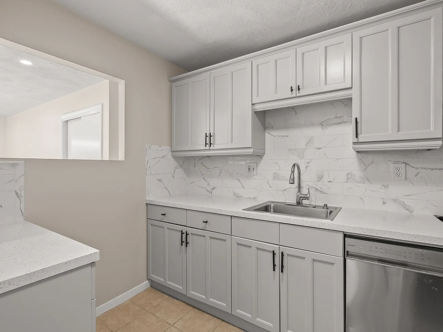 2 bed, 897 sqft, $2,400 — Photo 1