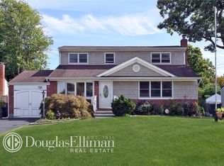 26 Robert Dr, Huntington, NY 11743