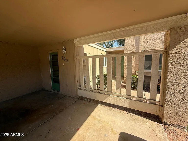 708 E Colgate Dr — Photo 4