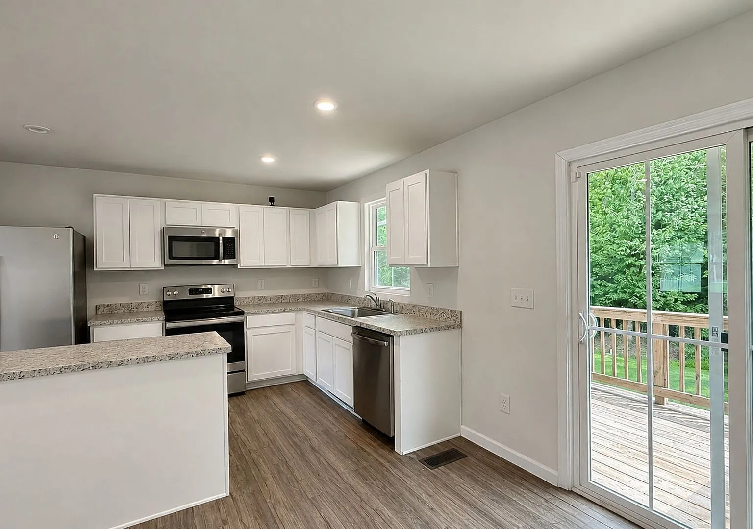 Charming 3-Bedroom Suffolk Home with Garage & Deck — Photo 3