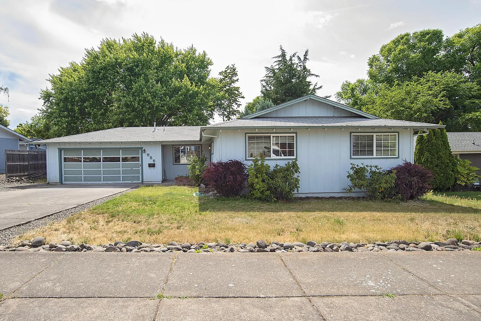 955 Crest Dr photo 1