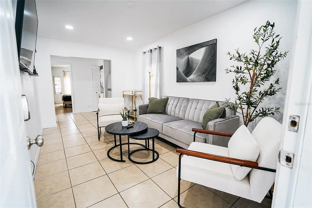 3 bed, 1.0 bath, 819 sqft, $2,400 — Photo 4