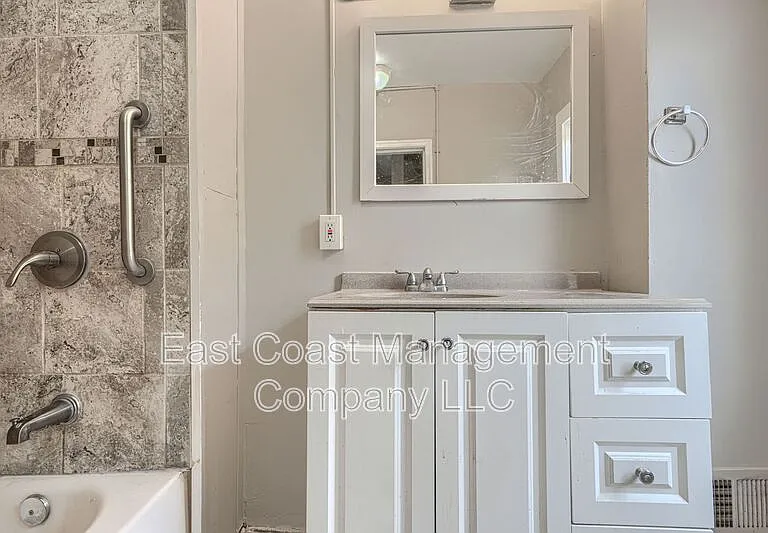 1220 W Pratt St — Photo 11