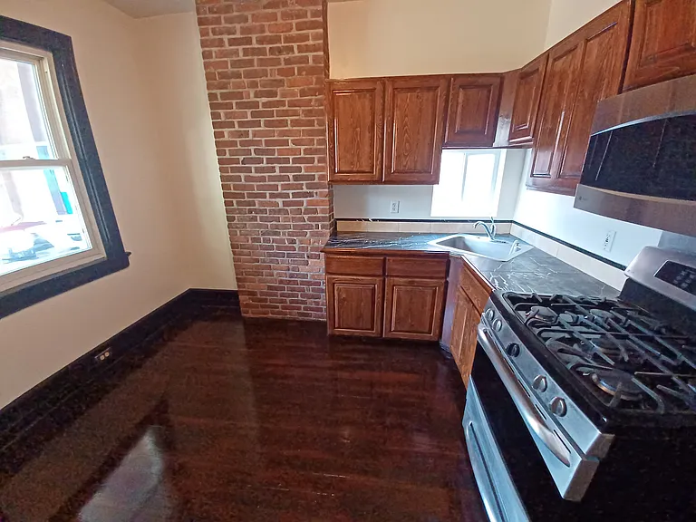 262 Bond St — Photo 7
