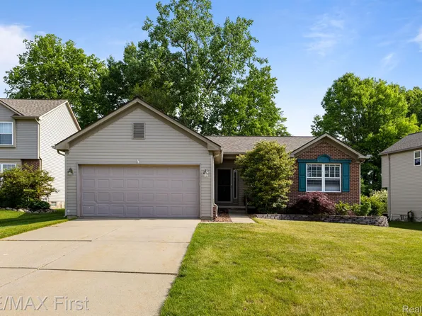 2580 Bonita Dr, Waterford, MI 48329