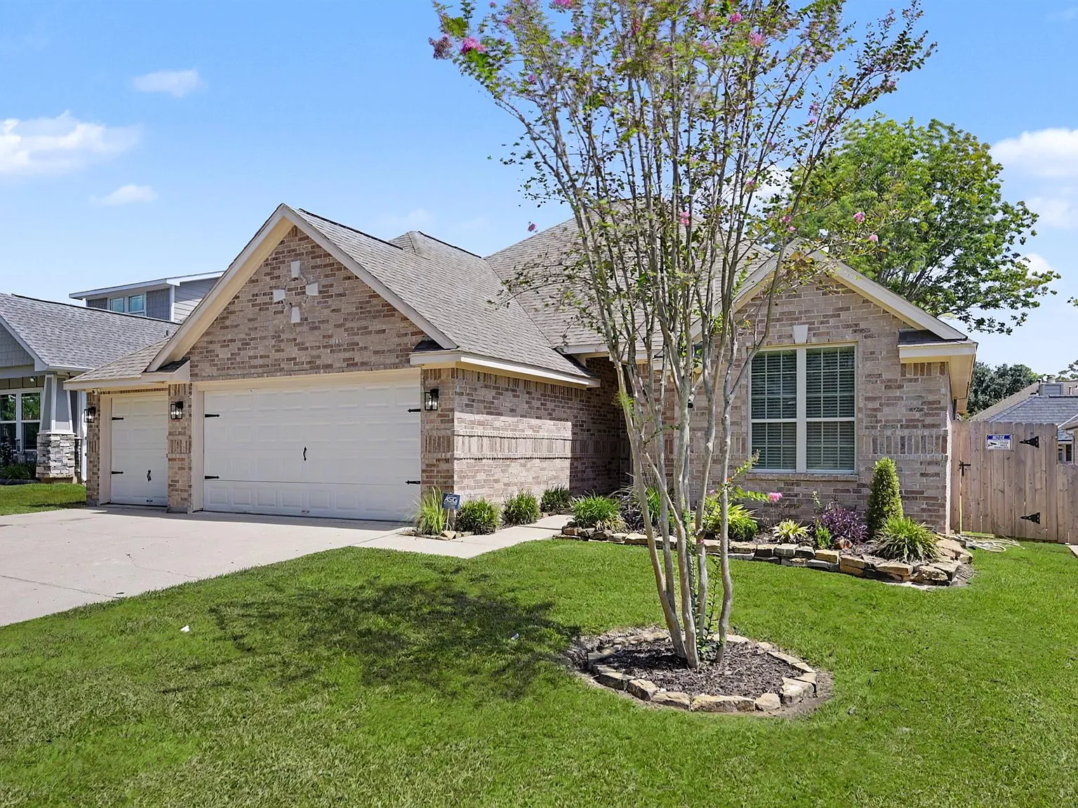 4 bed, 3.0 bath, 2046 sqft, $2,300 — Photo 2