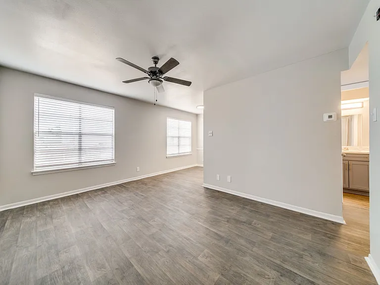 The Oaks Apartments At Medical Center — Photo 35